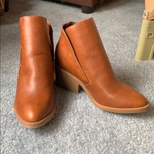 Women’s size 6 ankle booties